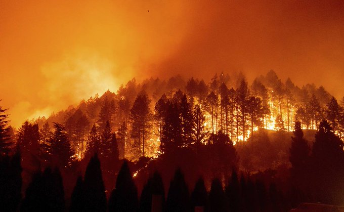 Evacuan a miles de personas en California por incendios