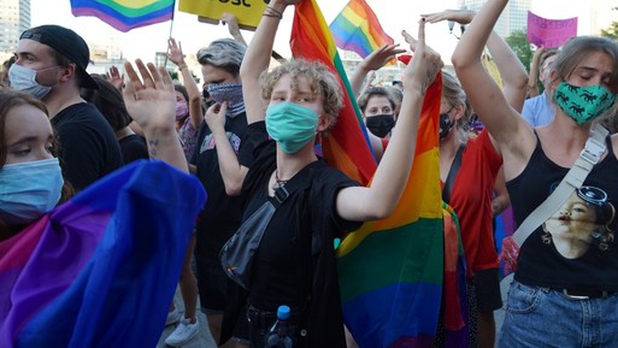 Instan países a Polonia a que respete derechos LGBT