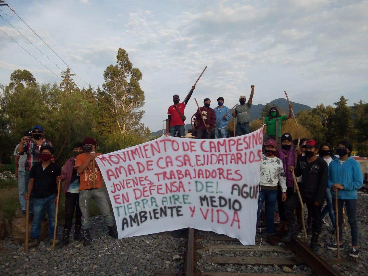 Campesino acusan a empresas extranjeras de dejarlos sin agua; toman vías férreas
