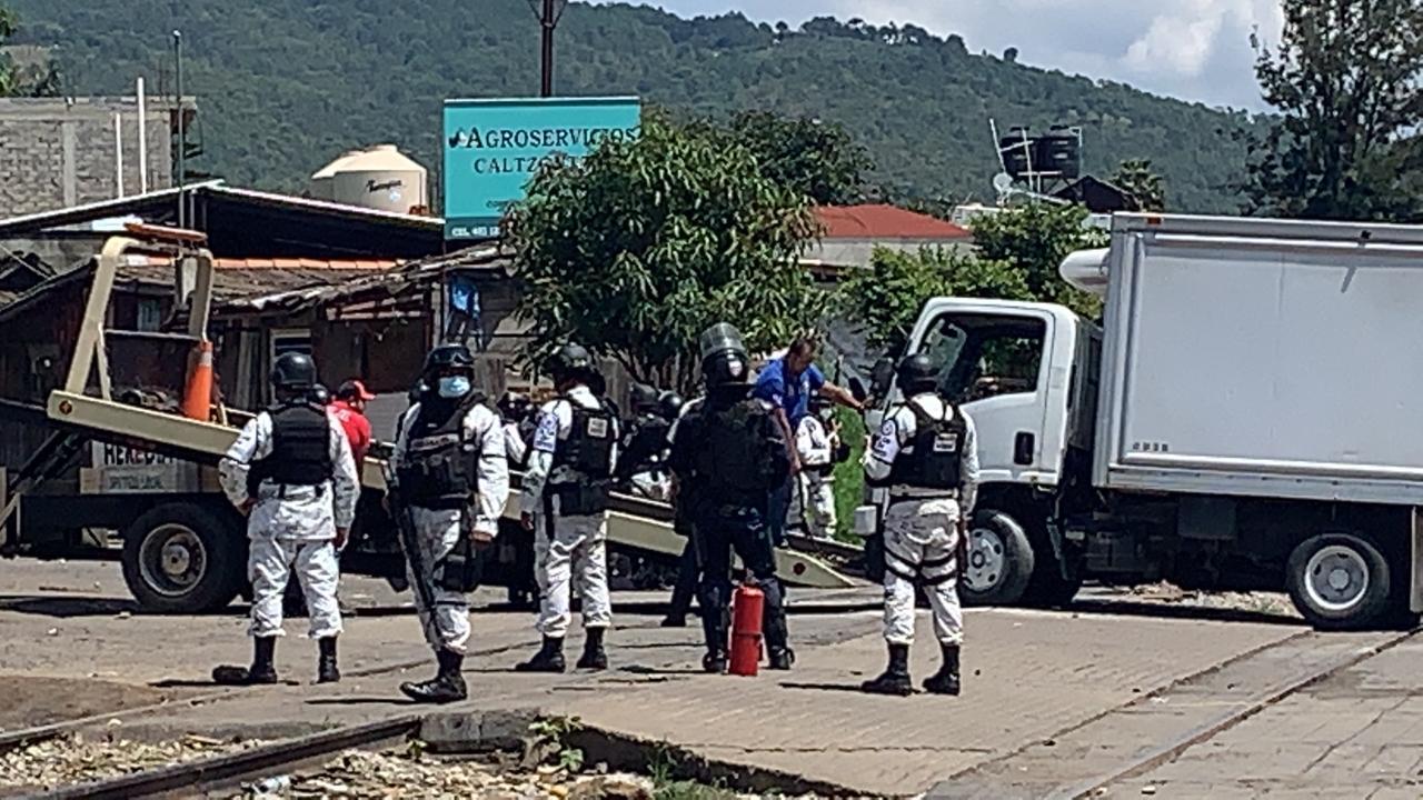 Tras enfrentamiento con policías, Poder de Base de la CNTE denuncia heridos y detenidos