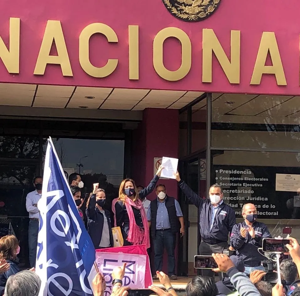 Se manifiestan Zavala y Calderón en el INE por México Libre
