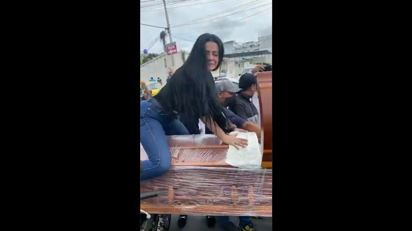 Mujer "perrea" en pleno funeral