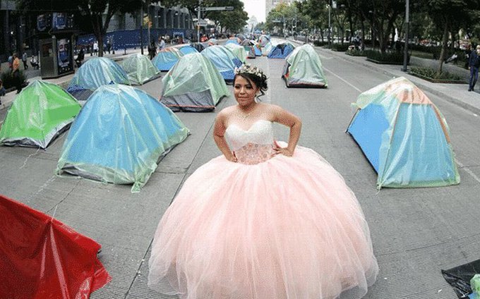 Plantón de FRENAAA se convierte en set para fotos de quinceañera