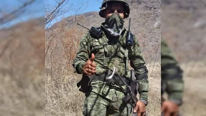 Viagras con uniformes del Ejército y la GN