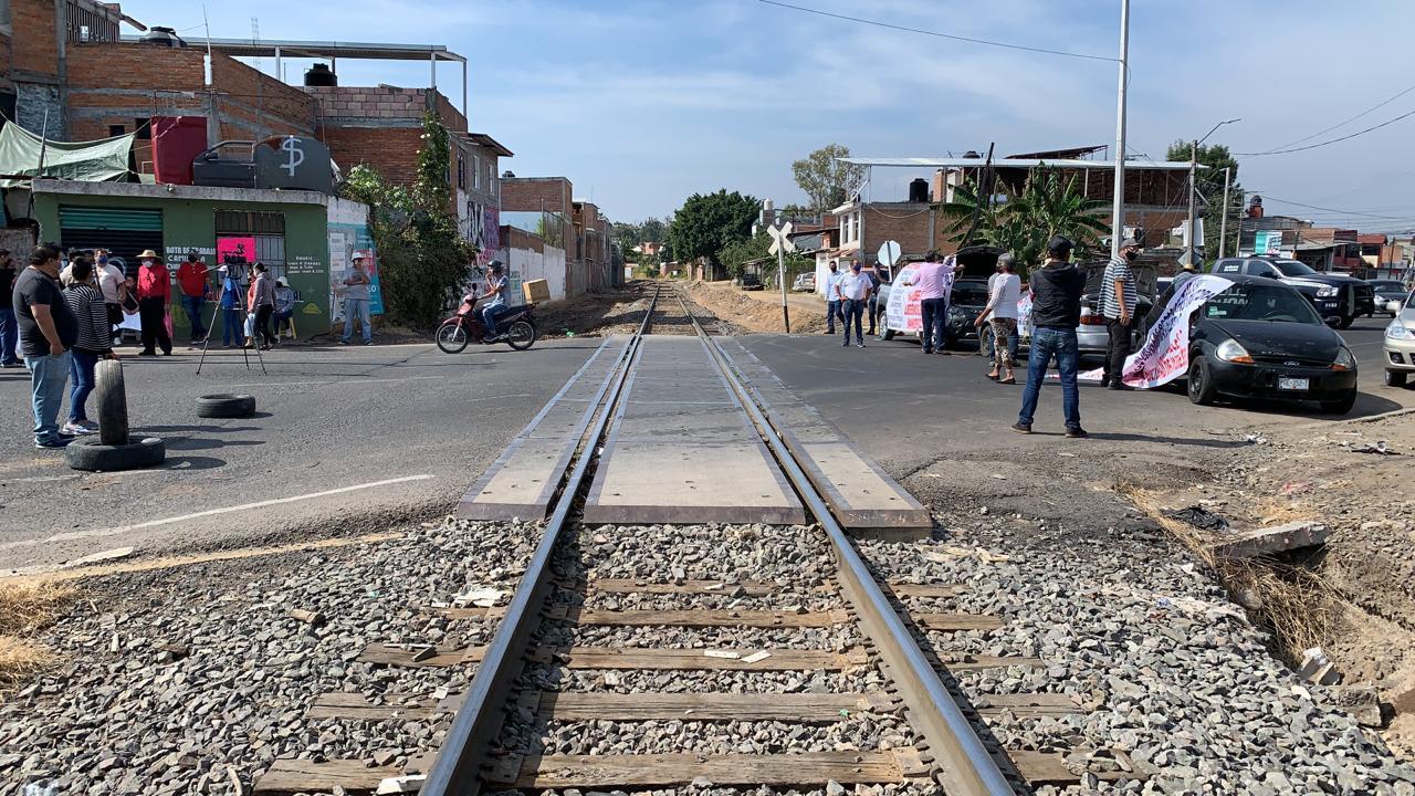 36 trenes varados en Michoacán por bloqueo