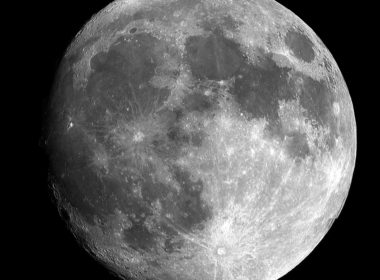 Confirman existencia de agua en la Luna
