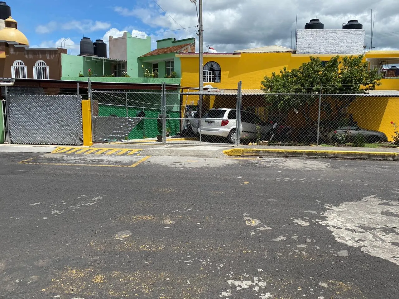 Invaden hasta 5 metros de banqueta