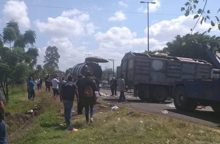 Normalistas retienen camiones en Tiripetío
