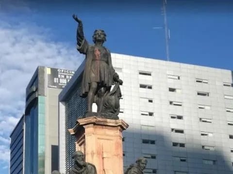 Retiran en CDMX estatua de Cristóbal Colón-