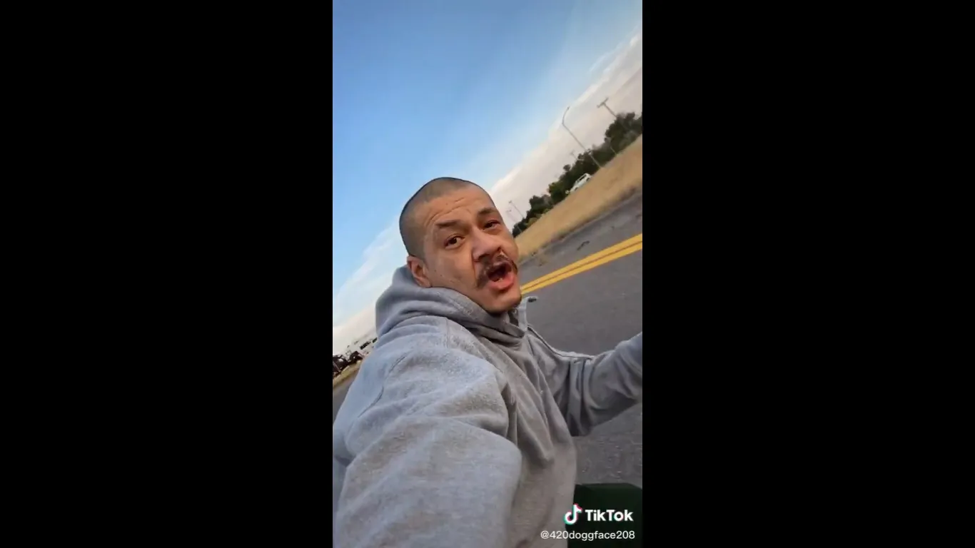 Tras volverse viral el tiktoker "Cholo" recibe dinero y vehículo nuevo