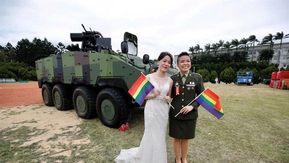 Militares hacen historia con boda LGBT