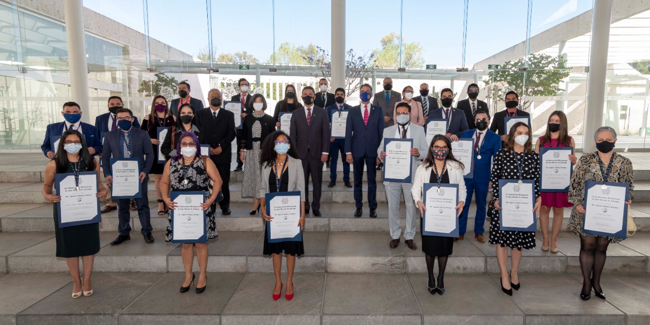 UMSNH entrega medalla