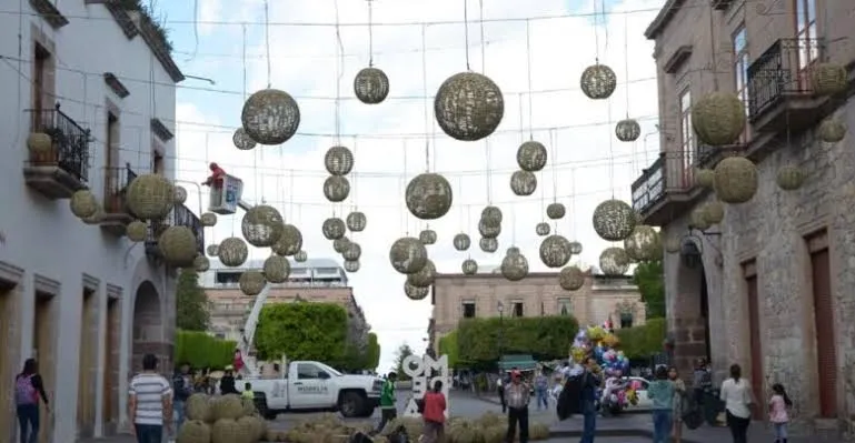 Analizan posibilidad de retirar adornos navideños