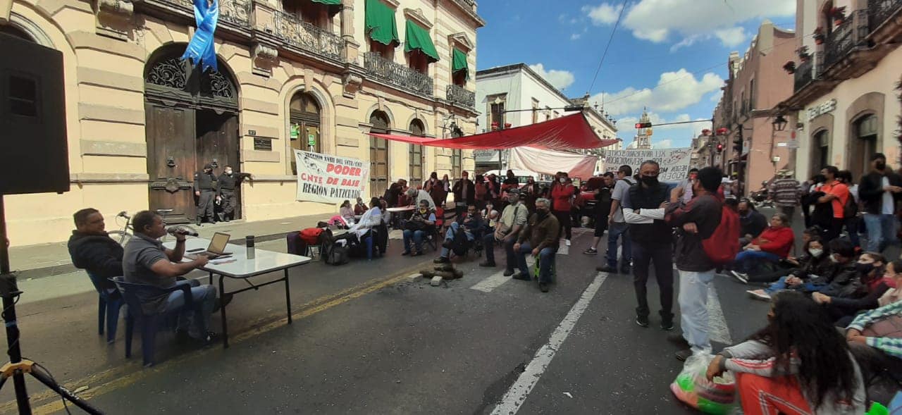 CNTE y SUEUM mantienen bloqueo