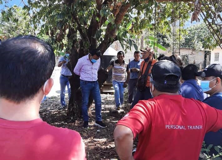 Amarran a alcalde a un árbol