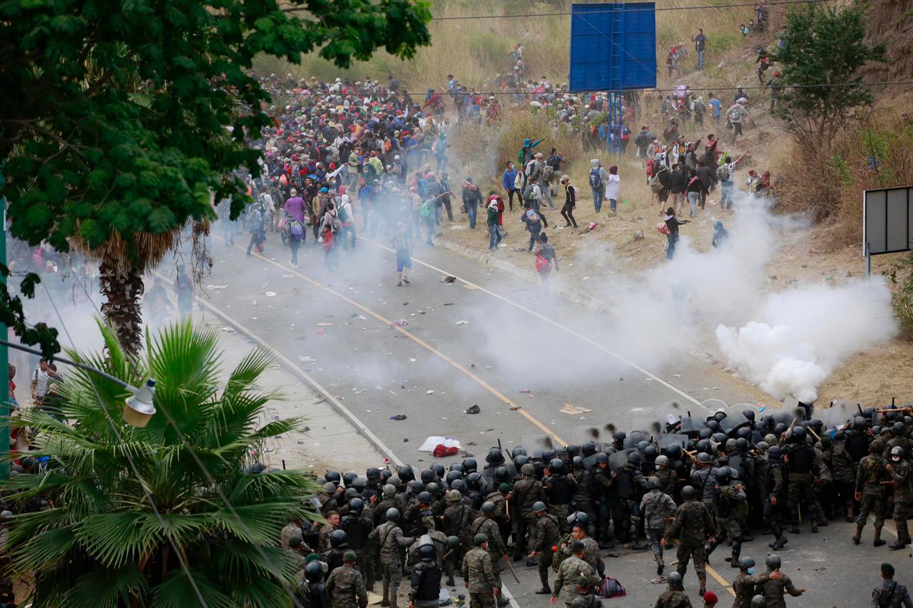 Guatemala detiene caravana migrante a la fuerza