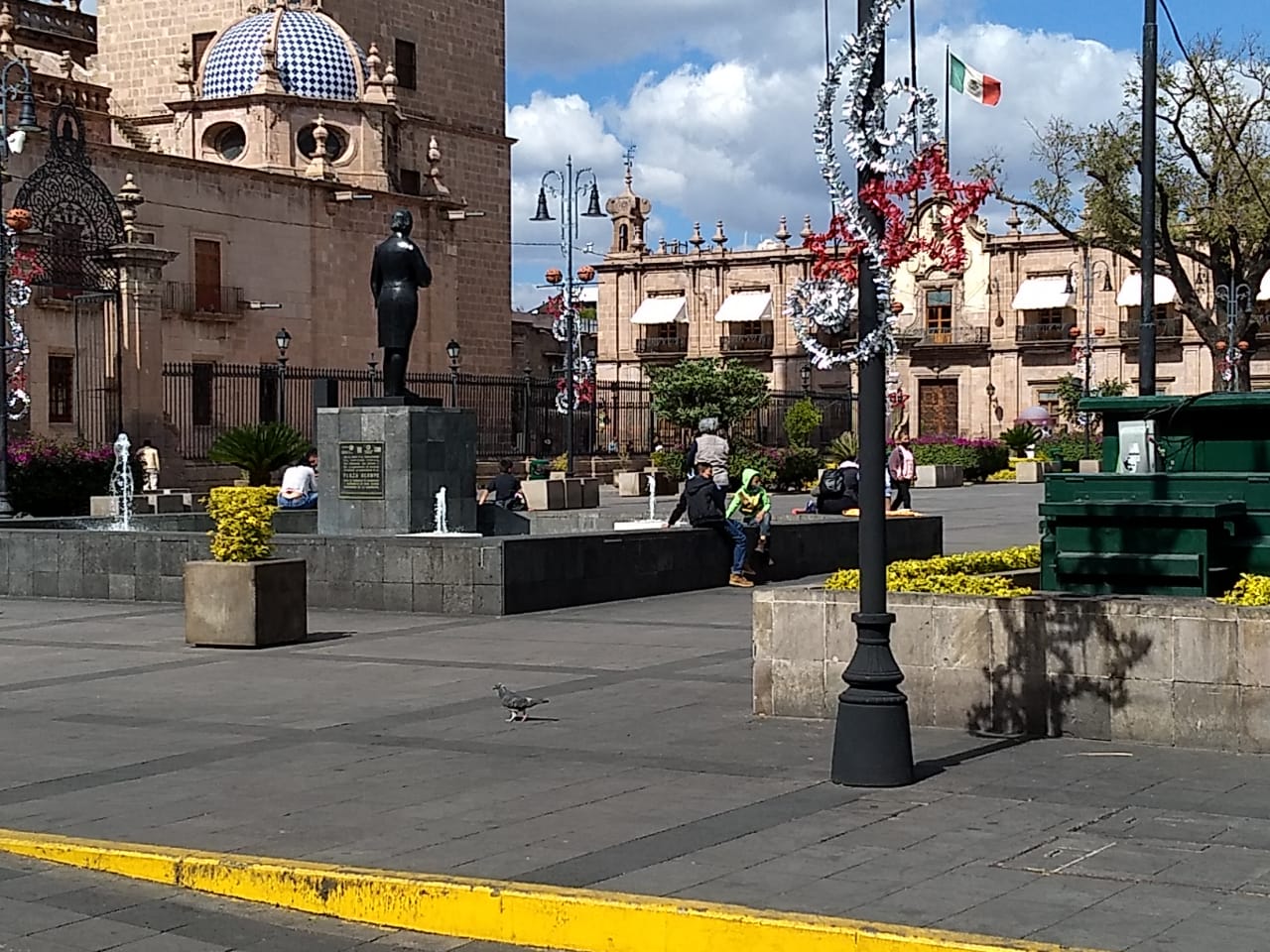 Morelianos mantienen movilidad en el Centro