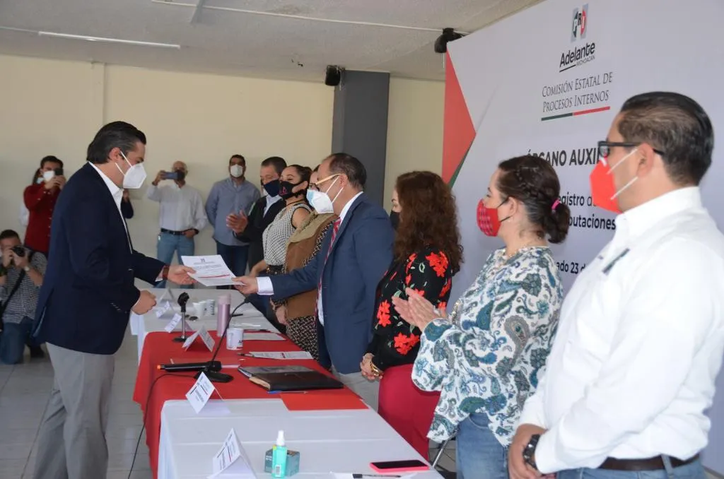 Presenta PRI a sus precandidatos a diputados