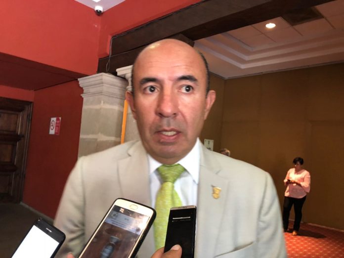 Se baja Alberto Frutis; apoyará a Alfonso Martínez