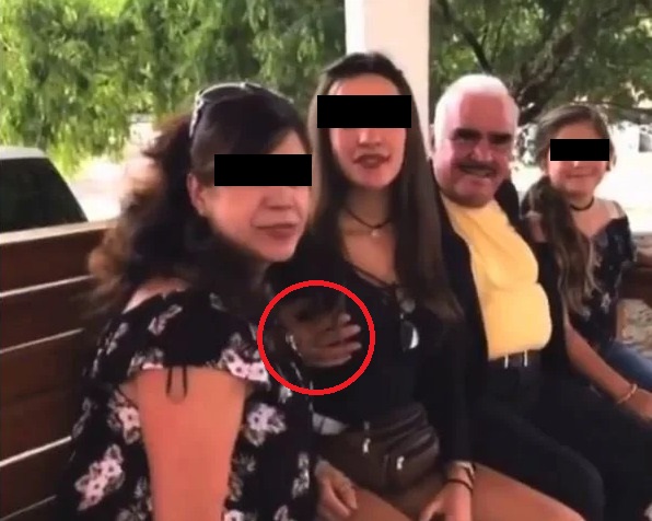 Captan a Vicente Fernández tocando inapropiadamente a una jovencita