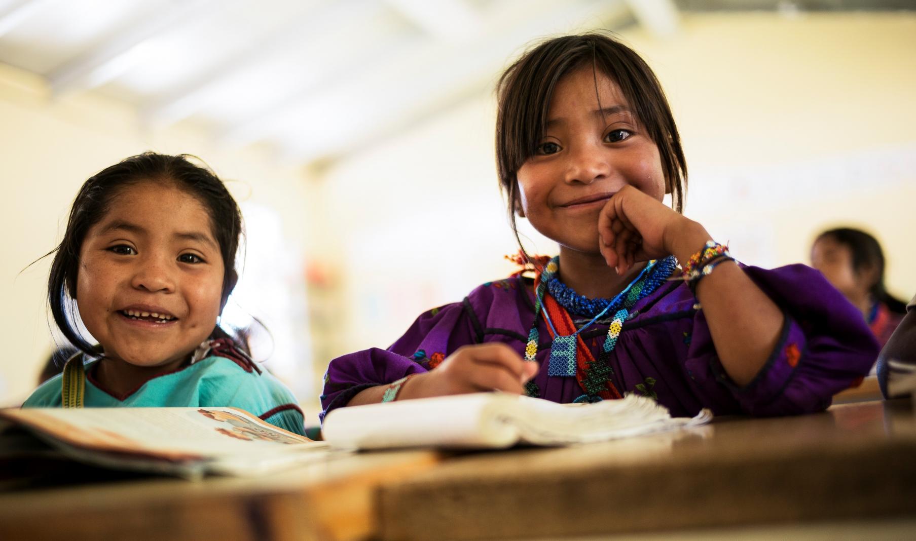 Niños estudiando