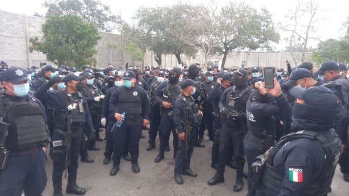 Más de 200 policías se niegan a trabajar