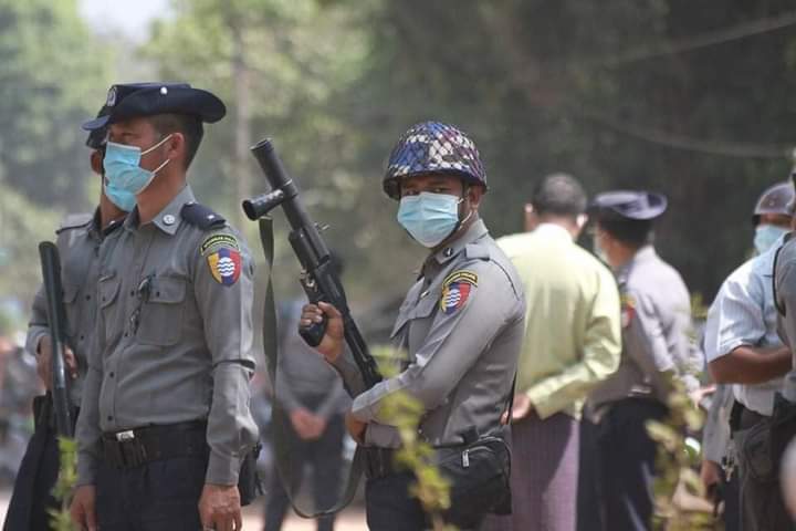 Militares condenan protestas masivas en Myanmar