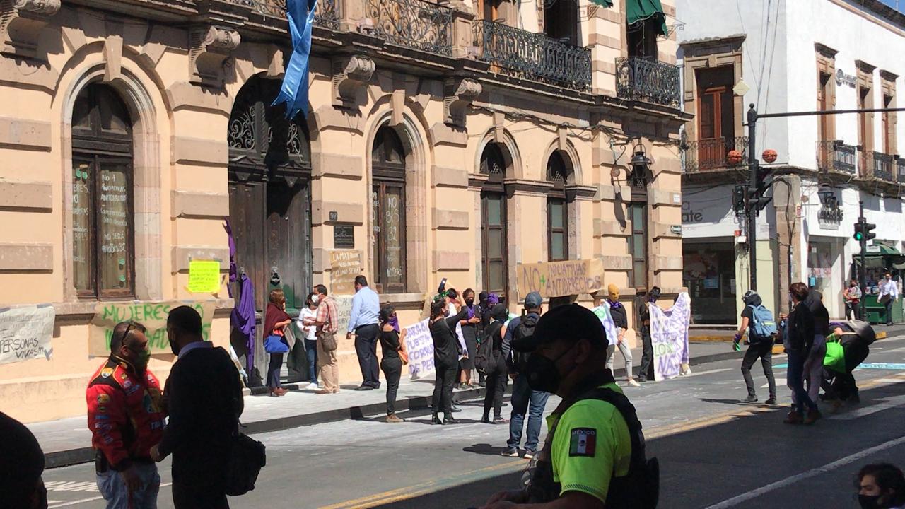 "Somos mujeres, no incubadoras" feministas frente a Congreso de Michoacán