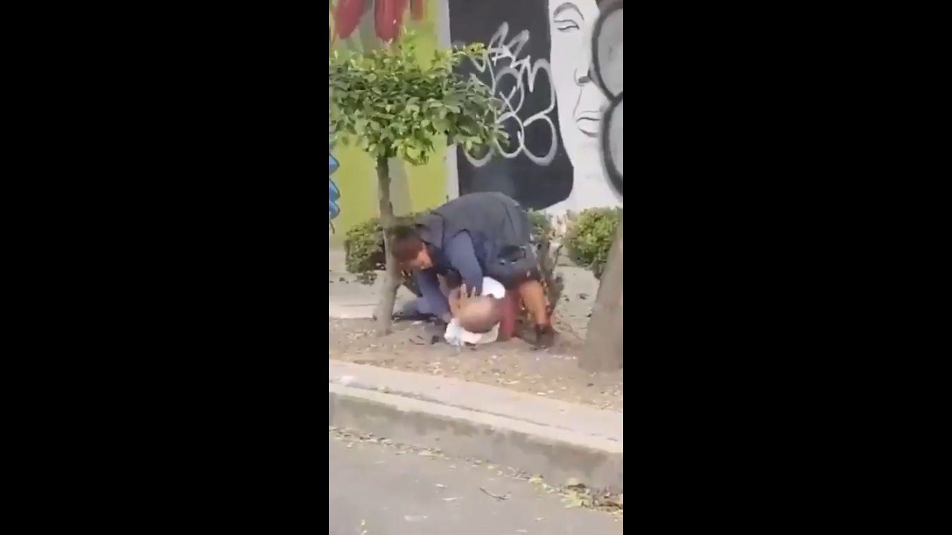 Buscan a mujer que dio brutal golpiza a adulto mayor