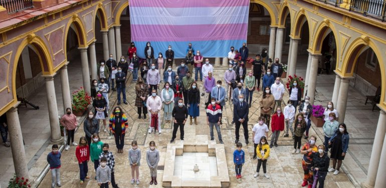Bandera trans recorre ayuntamientos por igualdad