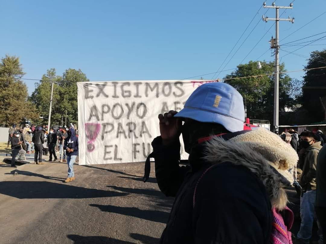 Indígenas bloquean carreteras; exigen combatir incendios