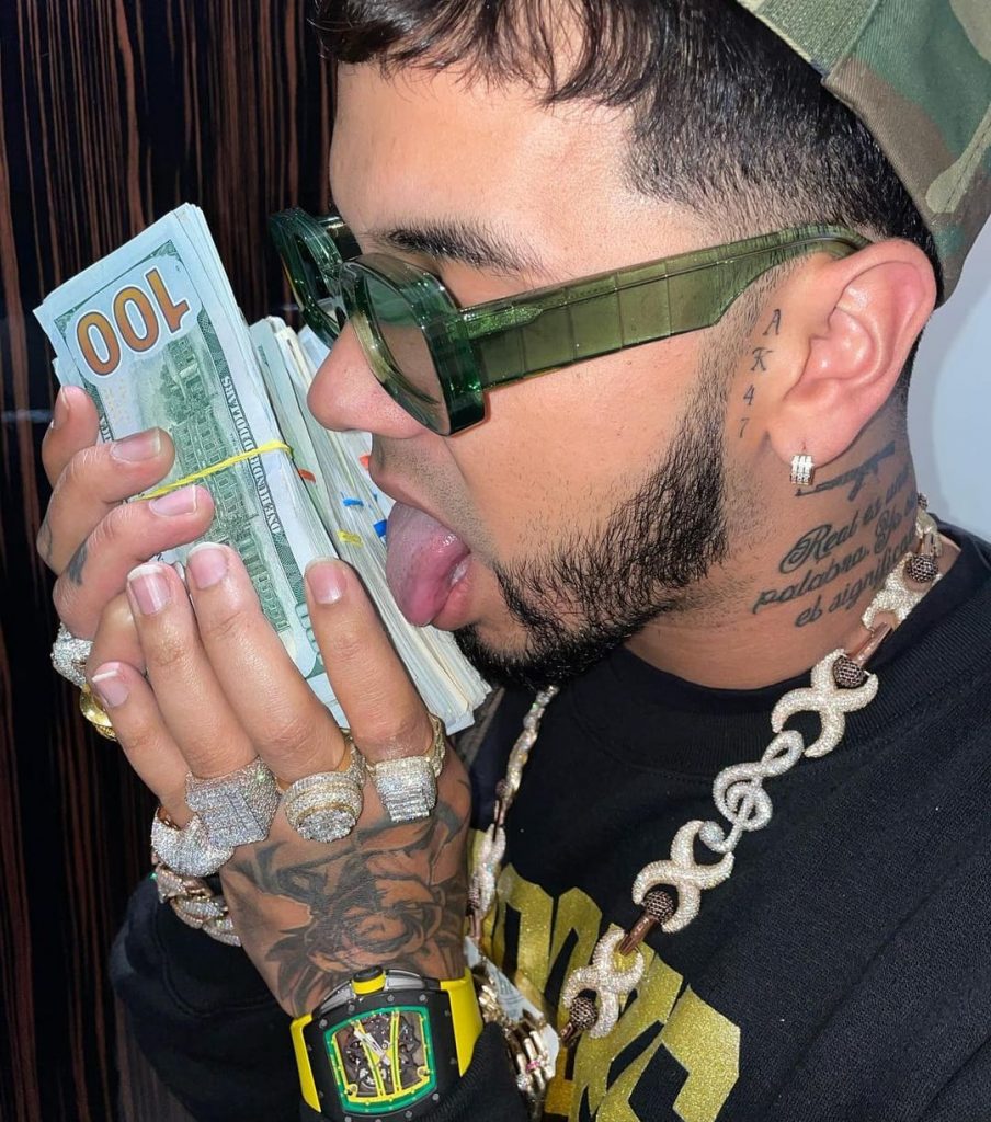 Llaman payaso al cantante Anuel AA, por subir fotos con fajos de dinero