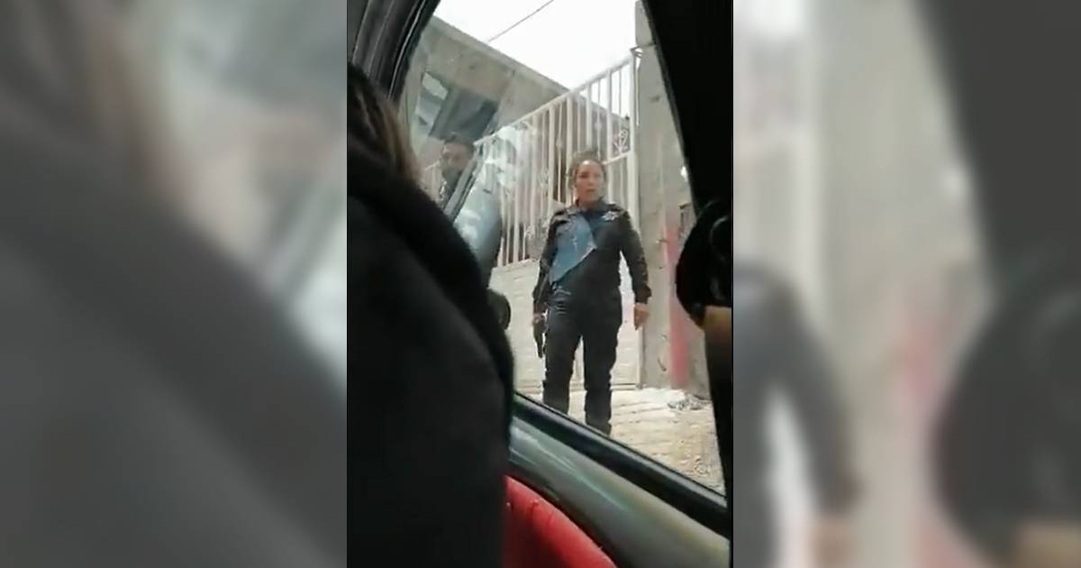 Policías amenazan a una familia y dañan su vehículo