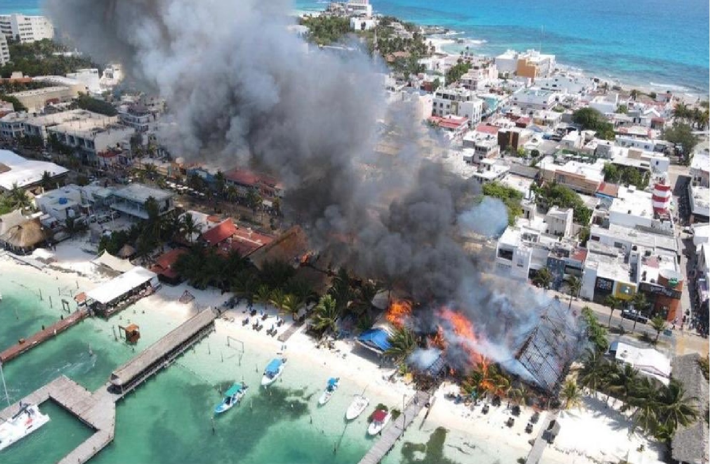 Reportan incendio de establecimientos en Isla Mujeres