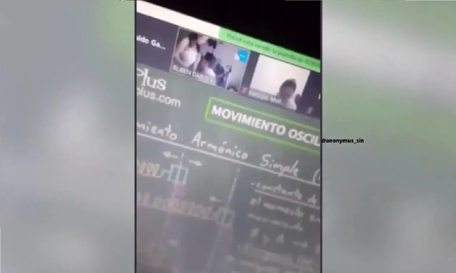 Video. Profesor besa los pechos a su esposa en clase virtual