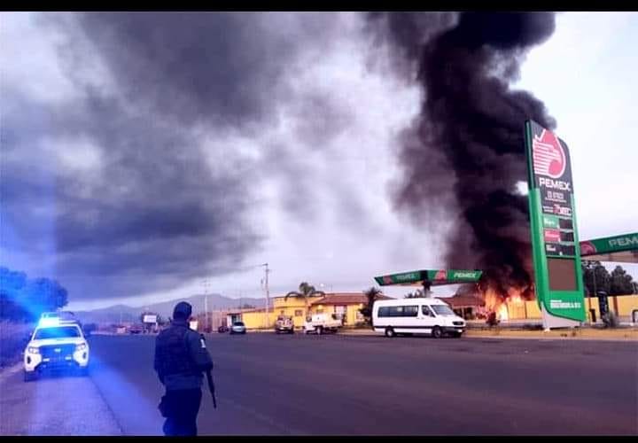 Narcos Los Reyes incineran gasolinera