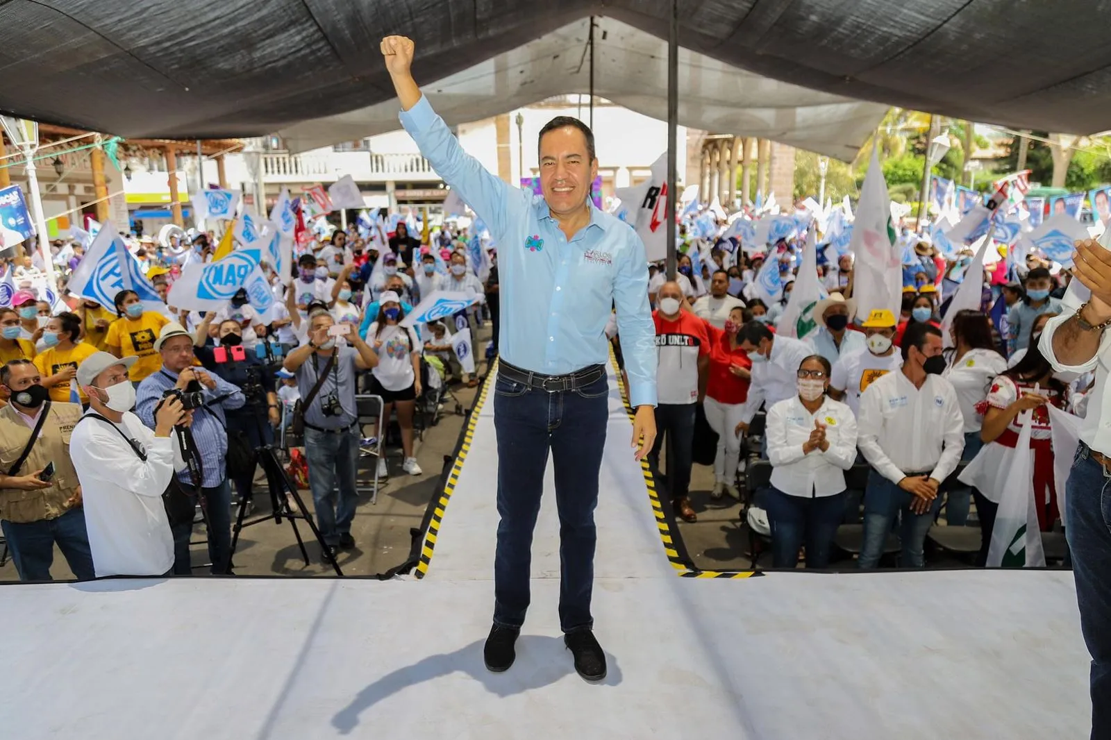 Traemos la racha ganadora, ya se cruzaron las encuestas y vamos a ganar, afirmo Carlos Herrera Tello durante su recorrido en Michoacán