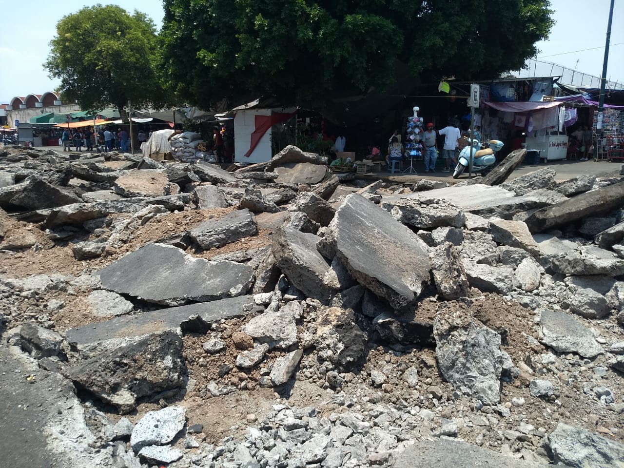 Comerciantes de la avenida Lázaro Cárdenas, registran pérdidas económicas por obra