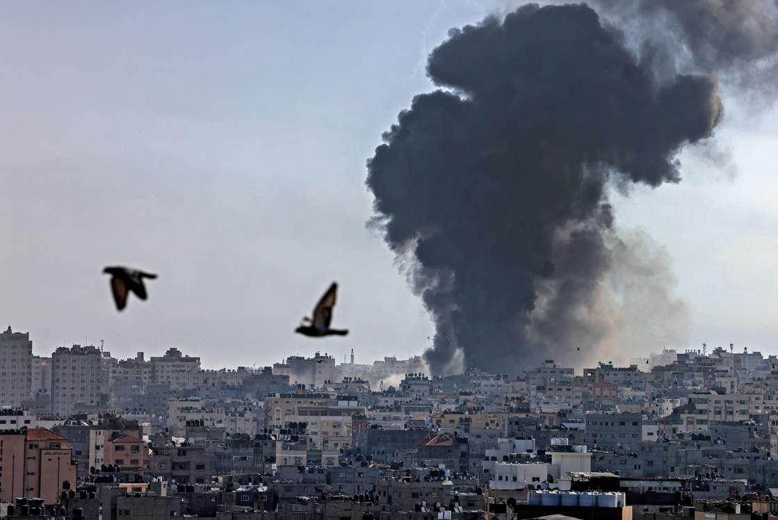 Intensifican Israel y Hamás ataques, reportan al menos 53 muertos