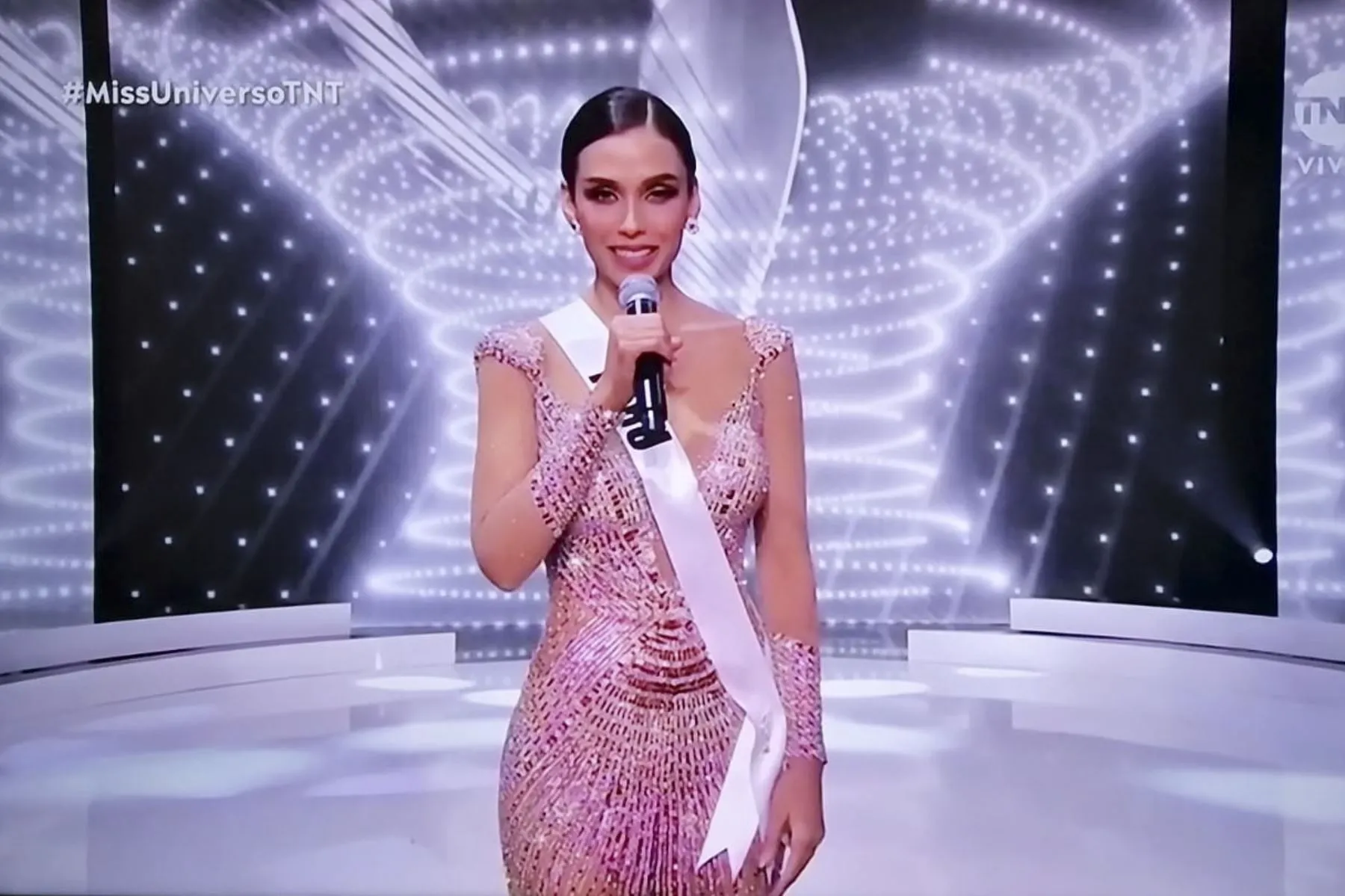 Peruanos arremeten en redes sociales contra Miss Universo