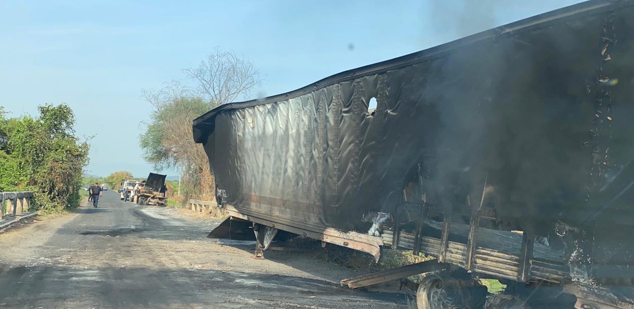 Retiran tráiler incinerado en carretera Aguililla-Apatzingán
