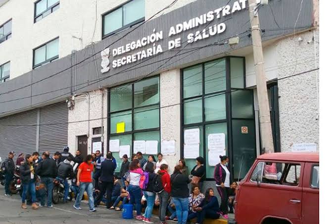 Trabajadores de la SSM, exigen pago de prestaciones a empleados de confianza