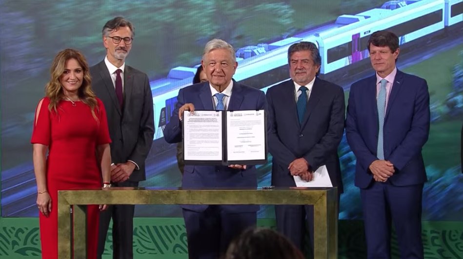 Firma gobierno federal contrato para construir convoyes del Tren Maya