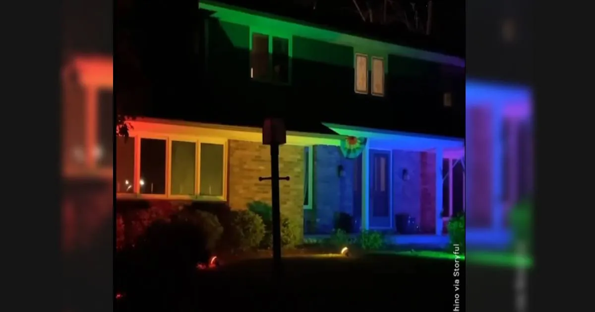 Pareja gay ilumina su casa de arcoíris por acto discriminatorio