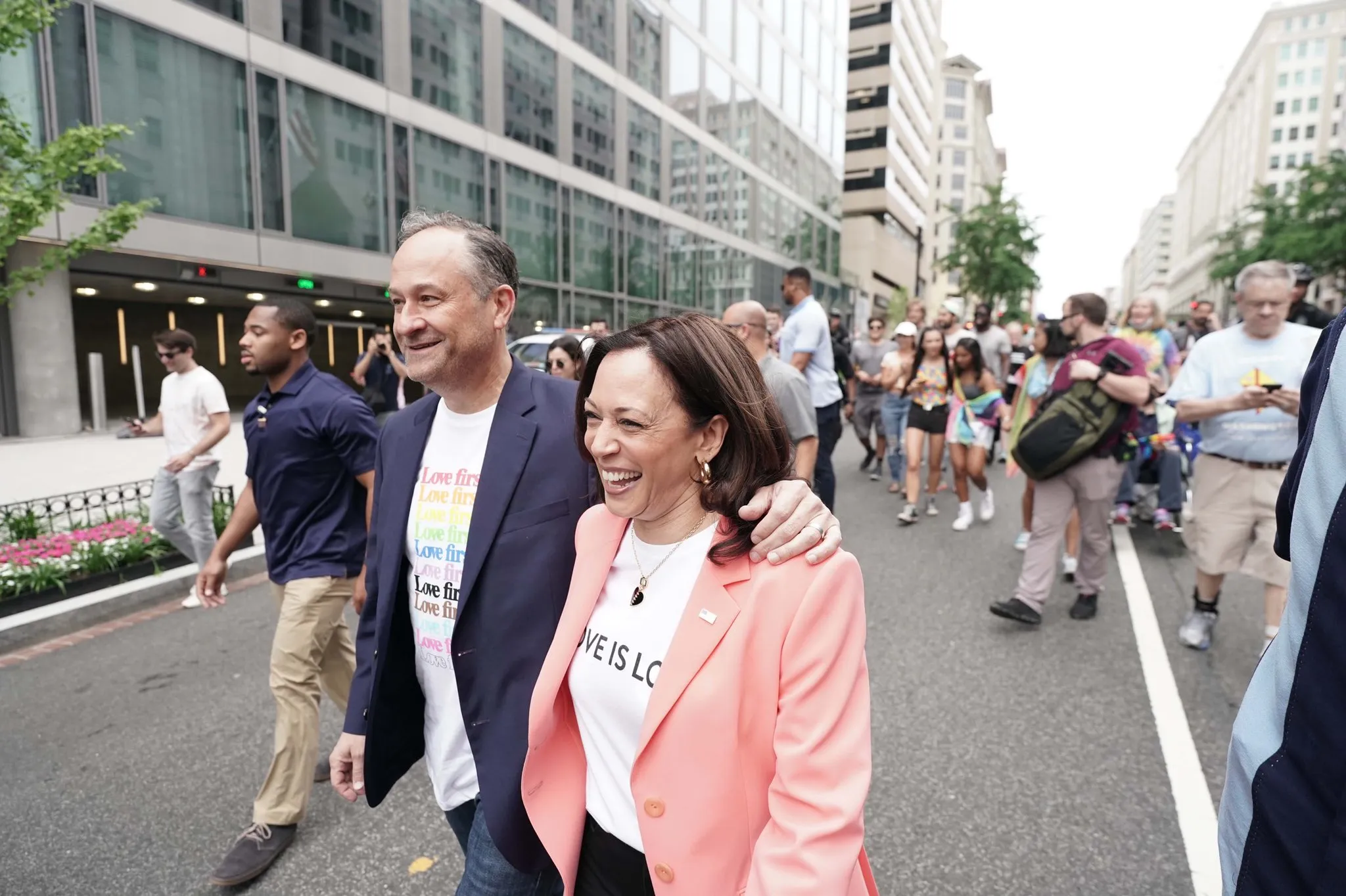 Participó Kamala Harris en marcha del orgullo LGBT