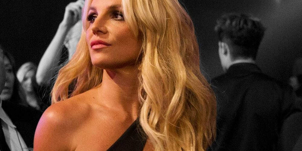 Britney Spears comparte topless en medio de la polémica