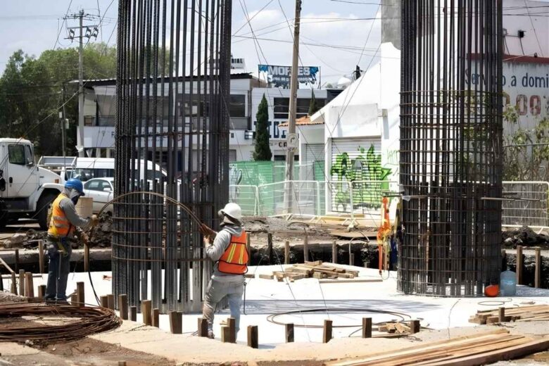 Compra de acero y lodo, lo que retrasó la construcción del puente en Siervo de la Nación de Morelia, informó el de la SUOP, Mario Rodríguez Loaeza