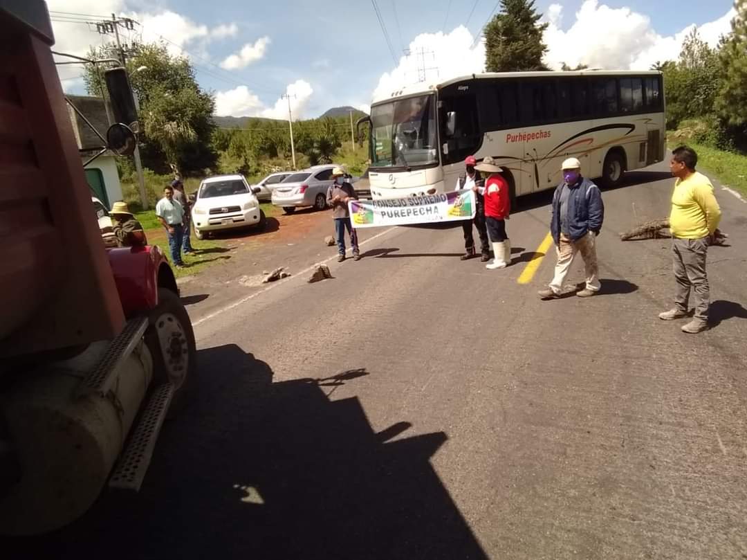 Comunidades purépecha toman cinco carreteras en apoyo a procesos de autonomía