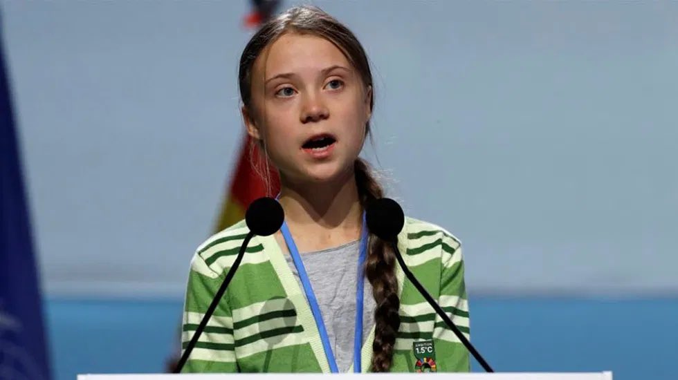 Cuestiona Greta Thunberg a industria petrolera tras incendio de Pemex