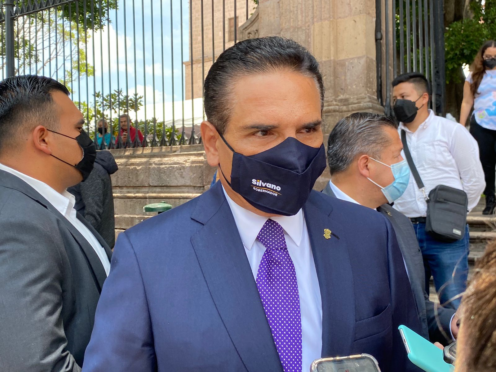 Michoacán ardiendo y sin dinero; Silvano se va de gira a EU